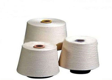 China Hilo de algodón puro crudo del blanco el 100% peinado cardado para los guantes/las ropas interiores proveedor