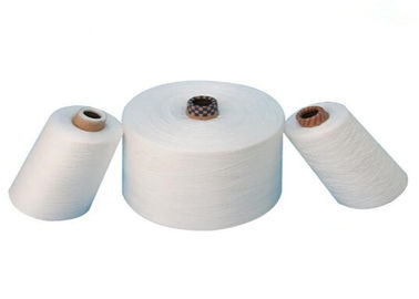 El anillo blanco natural del hilo para obras de punto del poliéster hizo girar el hilado 30S en la base de papel proveedor